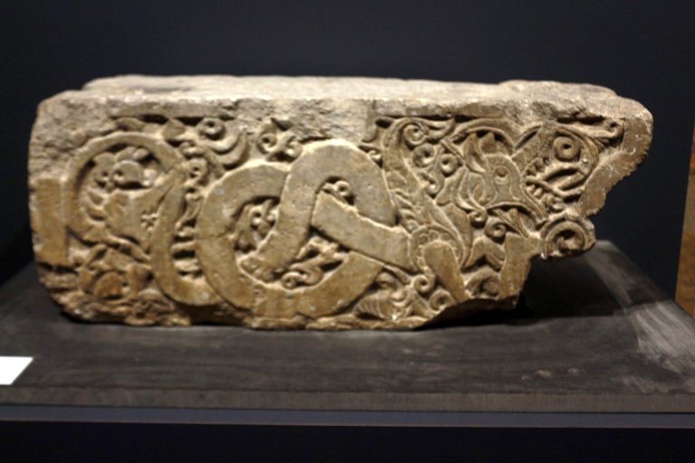 ANADOLU SELÇUKLU MİMARİSİNDE FİGÜRLÜ TAŞ KABARTMA VE EJDER FİGÜRÜ