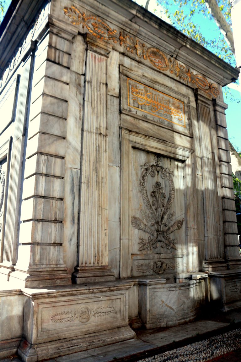 BEZM-İ ALEM VALİDE SULTAN ÇEŞMESİ KORUMA SORUNLARI VE ÖNERİLER